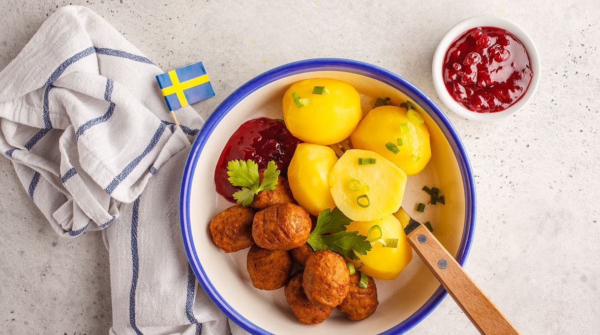 Masové kuličky a brusinková omáčka jsou nejznámějším švédským pokrmem