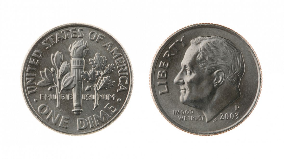Na deseticentové minci stojí nápis ONE DIME 