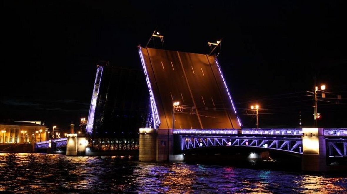 Palácový most přes řeku Něvu byl dějištěm vskutku působivé multimediální show