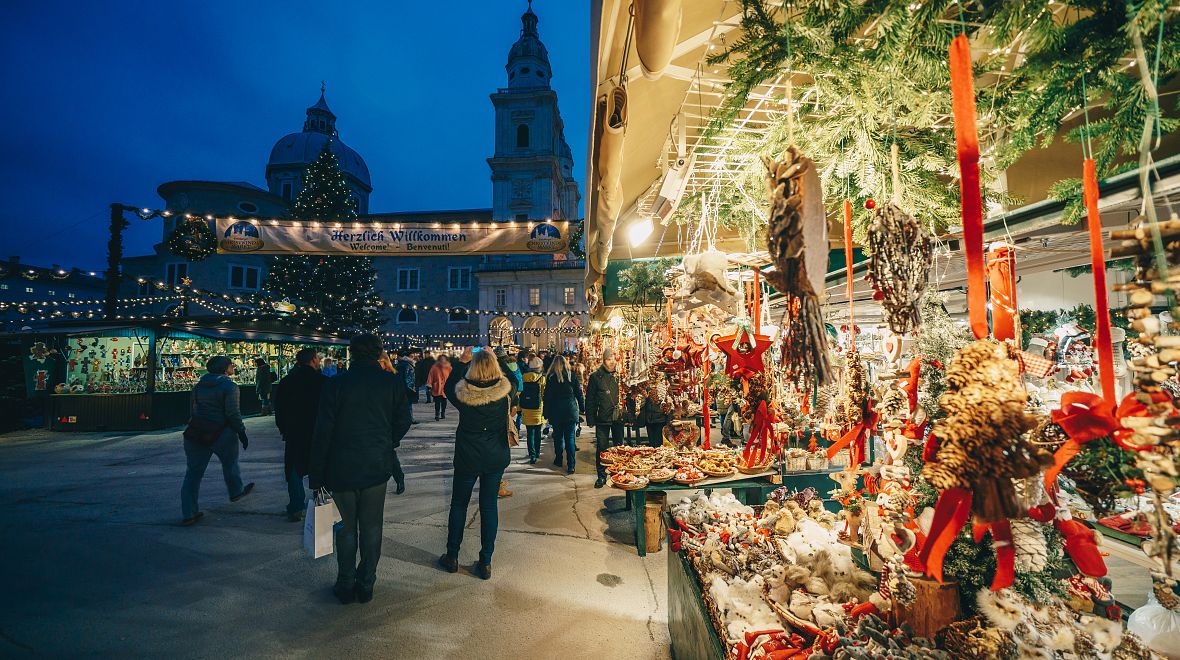 V době adventu se zde konají vánoční trhy