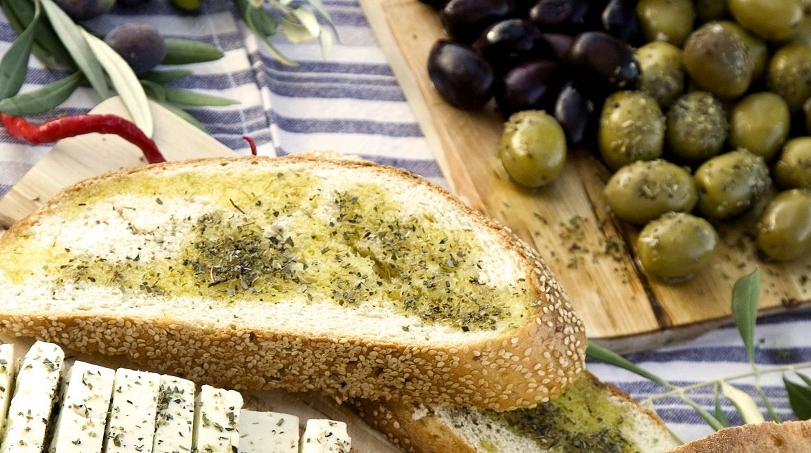 Olivový olej a olivy nemůžou chybět