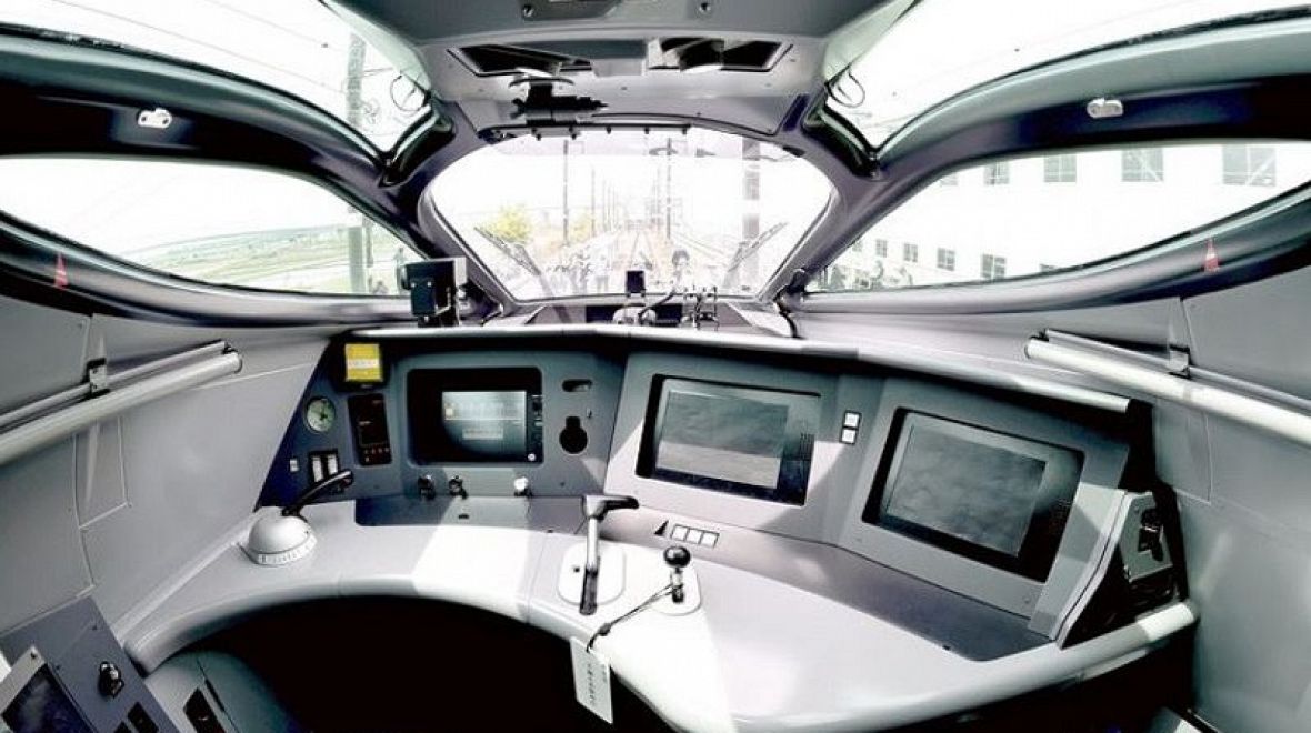Pohled do futuristické kabiny strojvedoucího 