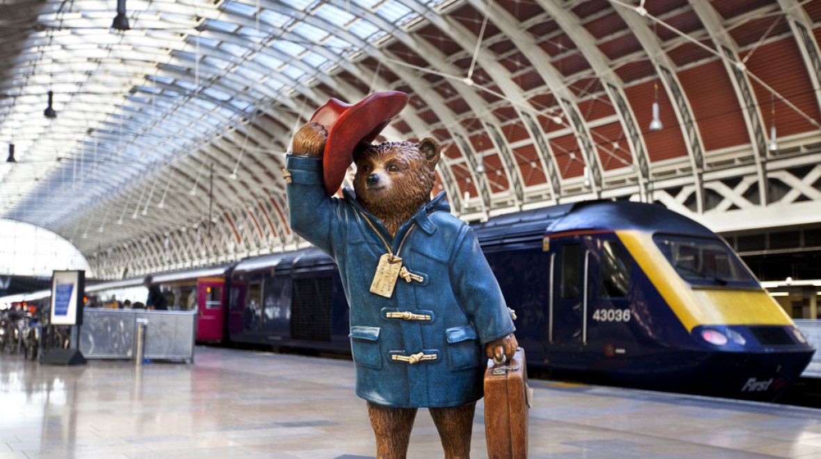 Medvídek Paddington na stejnojmenném londýnském nádraží 