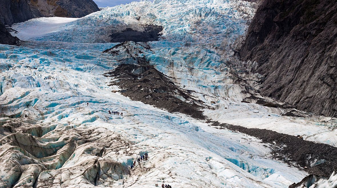 Ledovec klesá z vrcholků Jižních Alp
