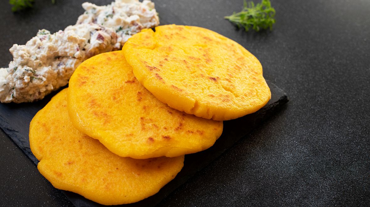 Jednou ze specialit venezuelské kuchyně jsou placky z kukuřičného těsta, arepas