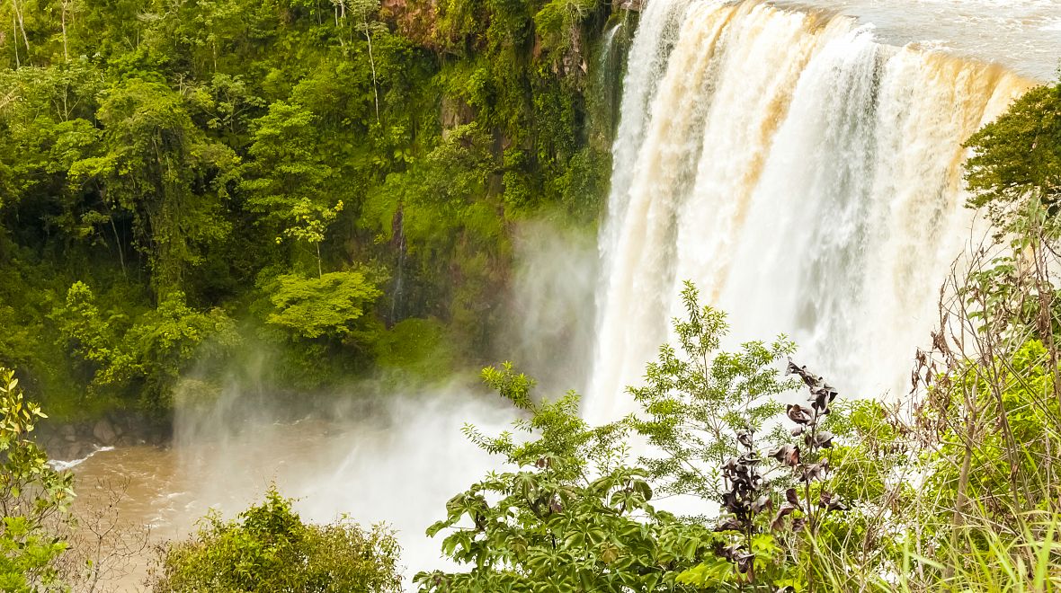 Vodopád Salto Aponguao je vysoký 105 metrů