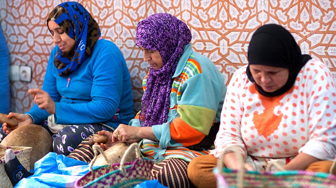 Berberské ženy rády nosí pestrobarevné oblečení