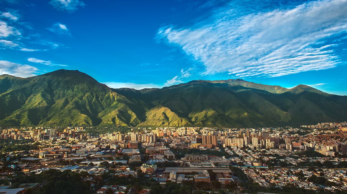 Caracas je obklopen množstvím kopců a pahorků