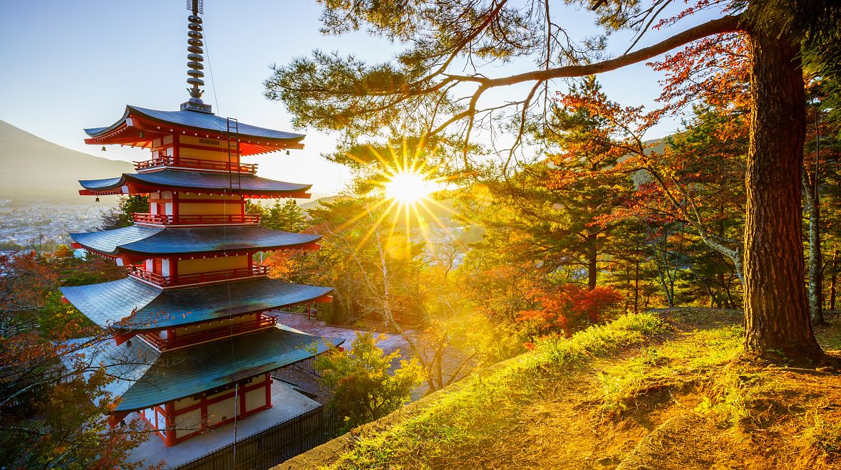 Východ slunce nad pagodou