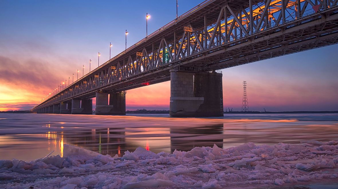 Most na řece Amur