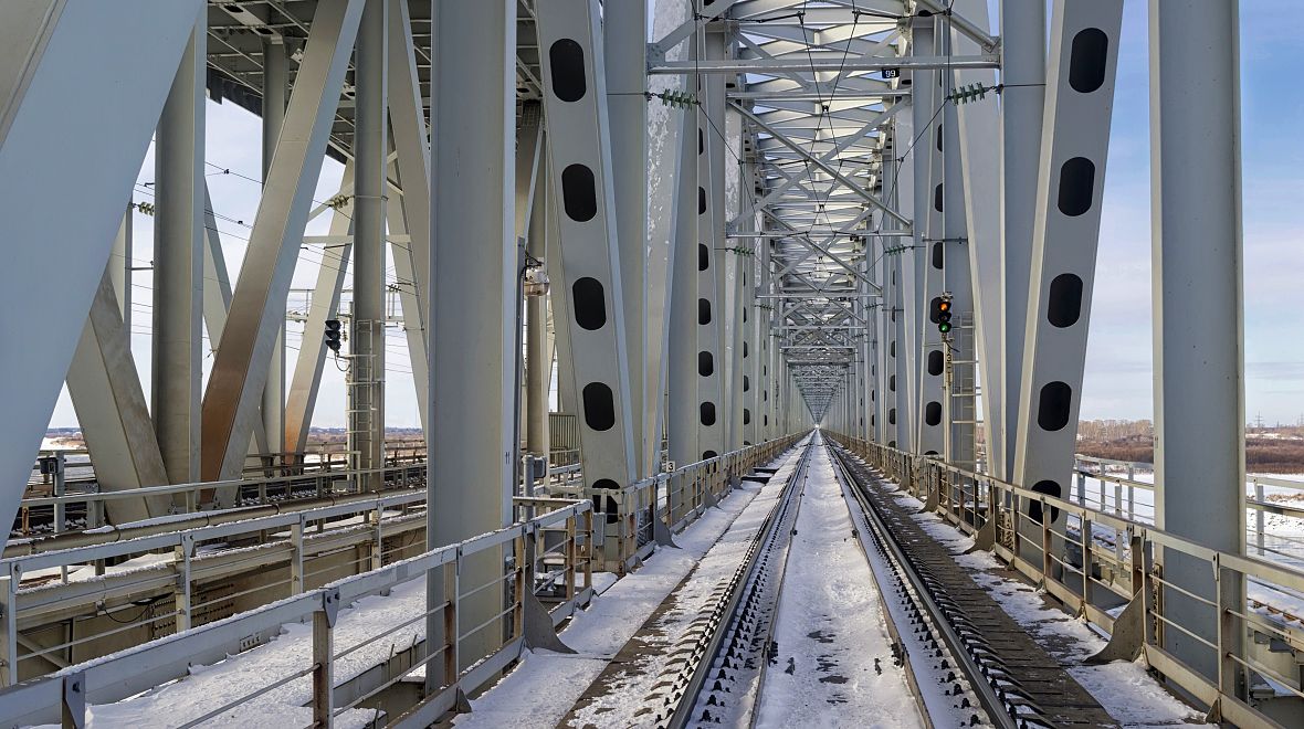 Zasněžený most na řece Amur