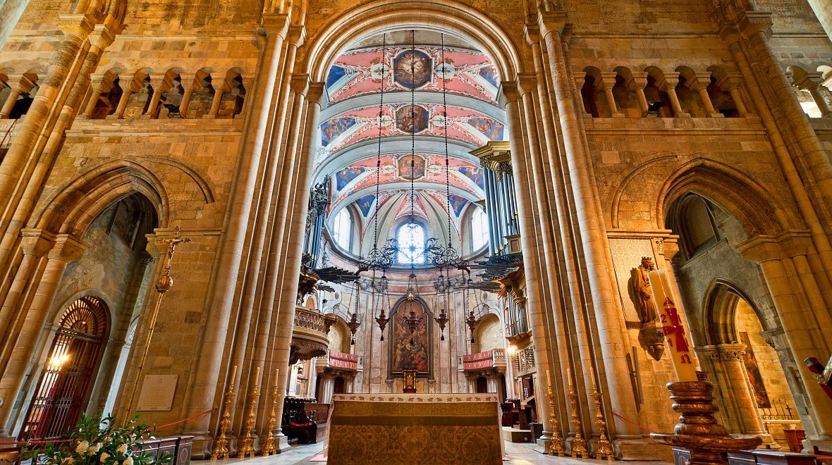 Interiéry katedrály nabízejí mnoho skvostů