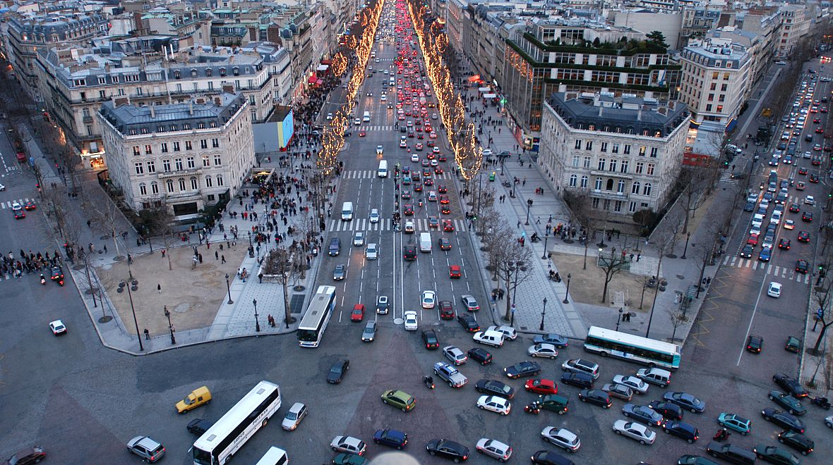 Část kruhového objezdu pod Vítězným obloukem v Paříži
