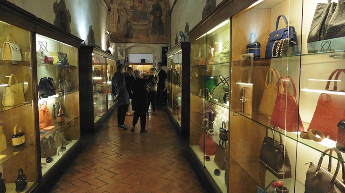 Vystavené výrobky ve freskami vyzdobeném kostele