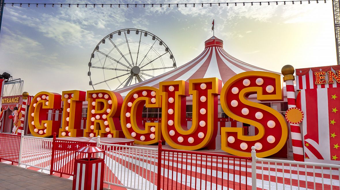 Místní cirkus se světovými akrobaty