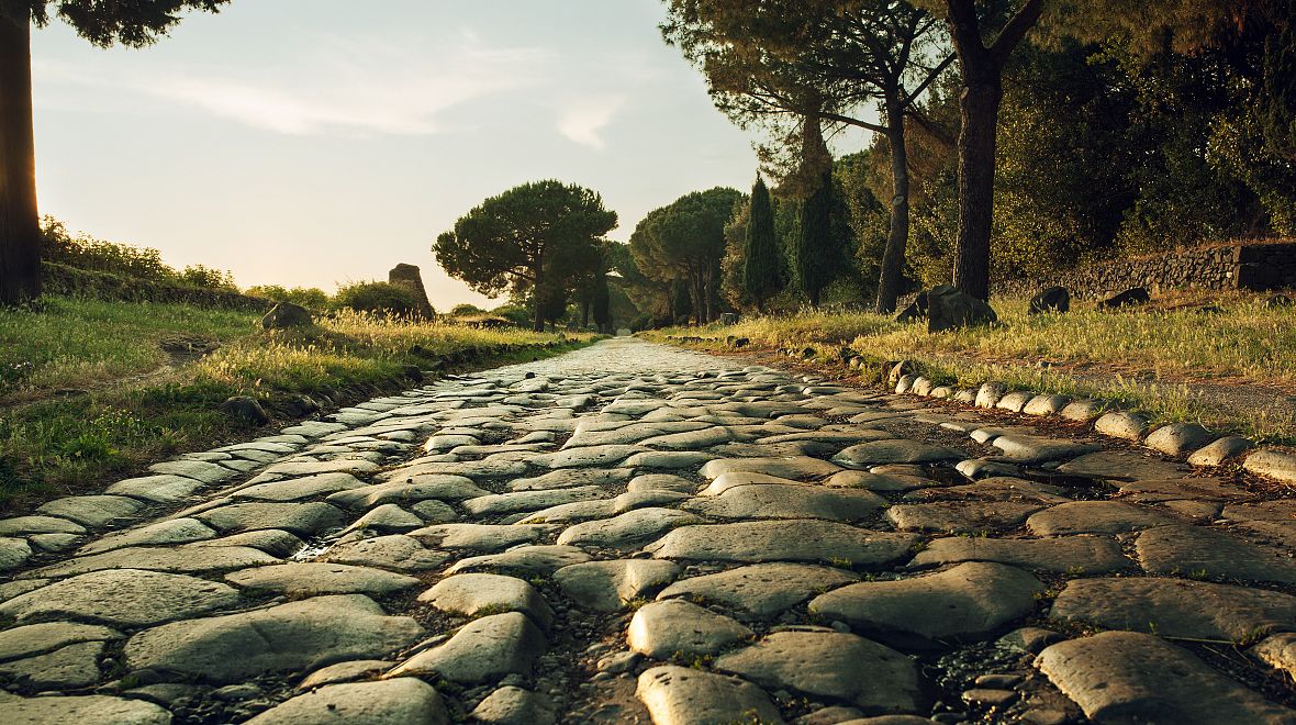 Římské silnice byly zpočátku stavěny pro vojenské účely