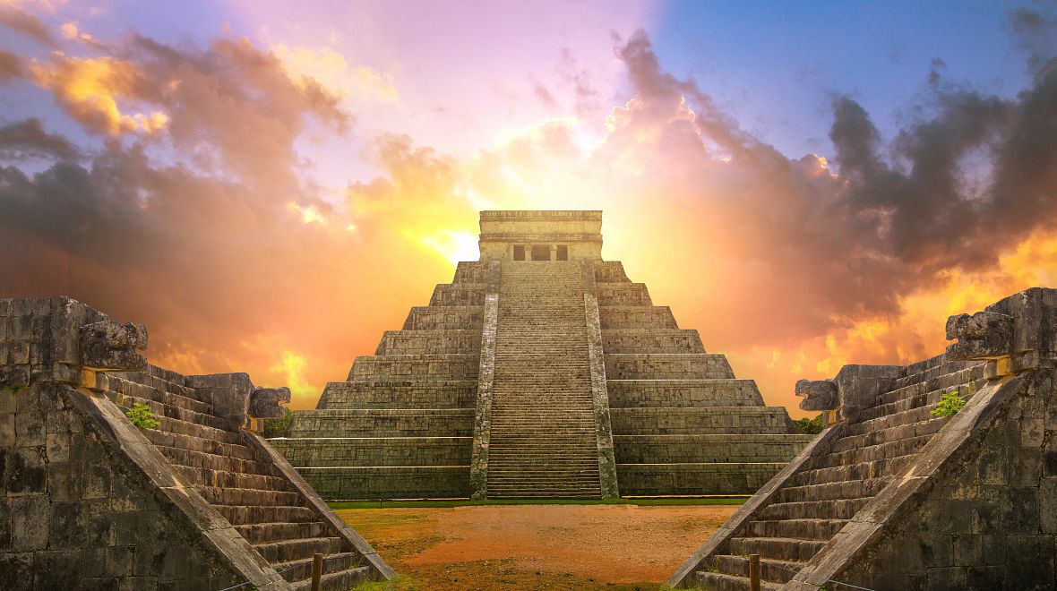 Mayská pyramida Kukulcan El Castillo při západu slunce
