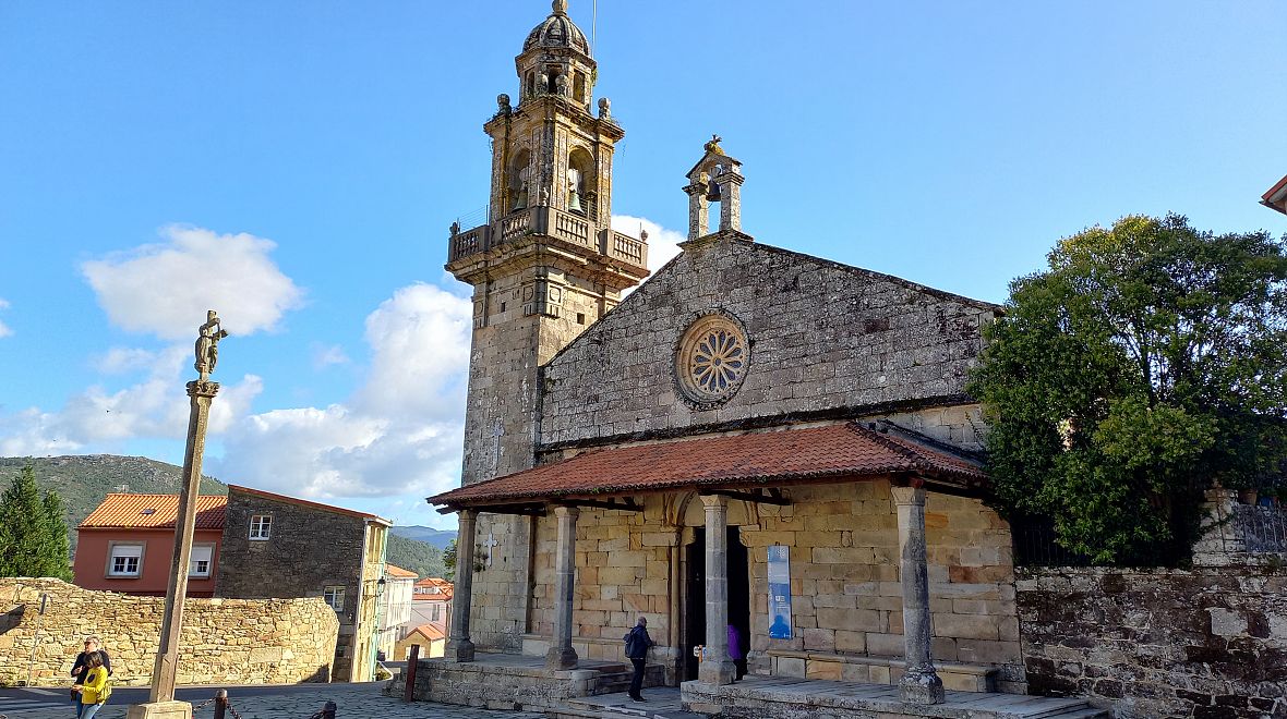 Kostelík v Muros ve stylu přímořské gotiky