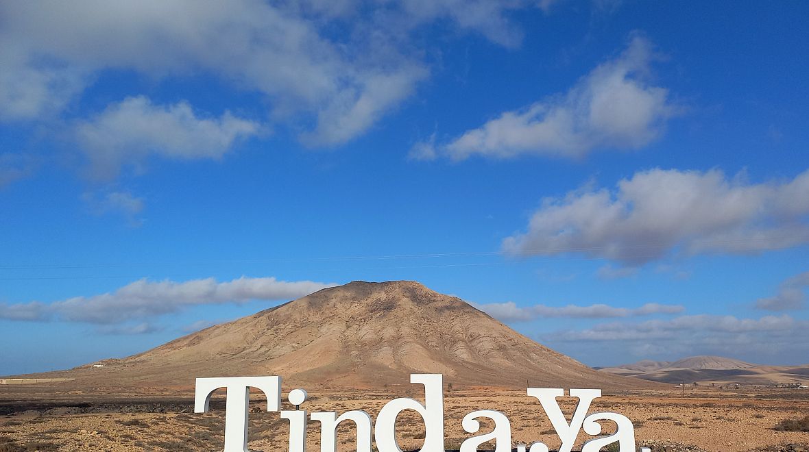 Tindaya – posvátná hora obyvatel ostrova Fuerteventura vystupuje k nebesům z úrodné nížiny.