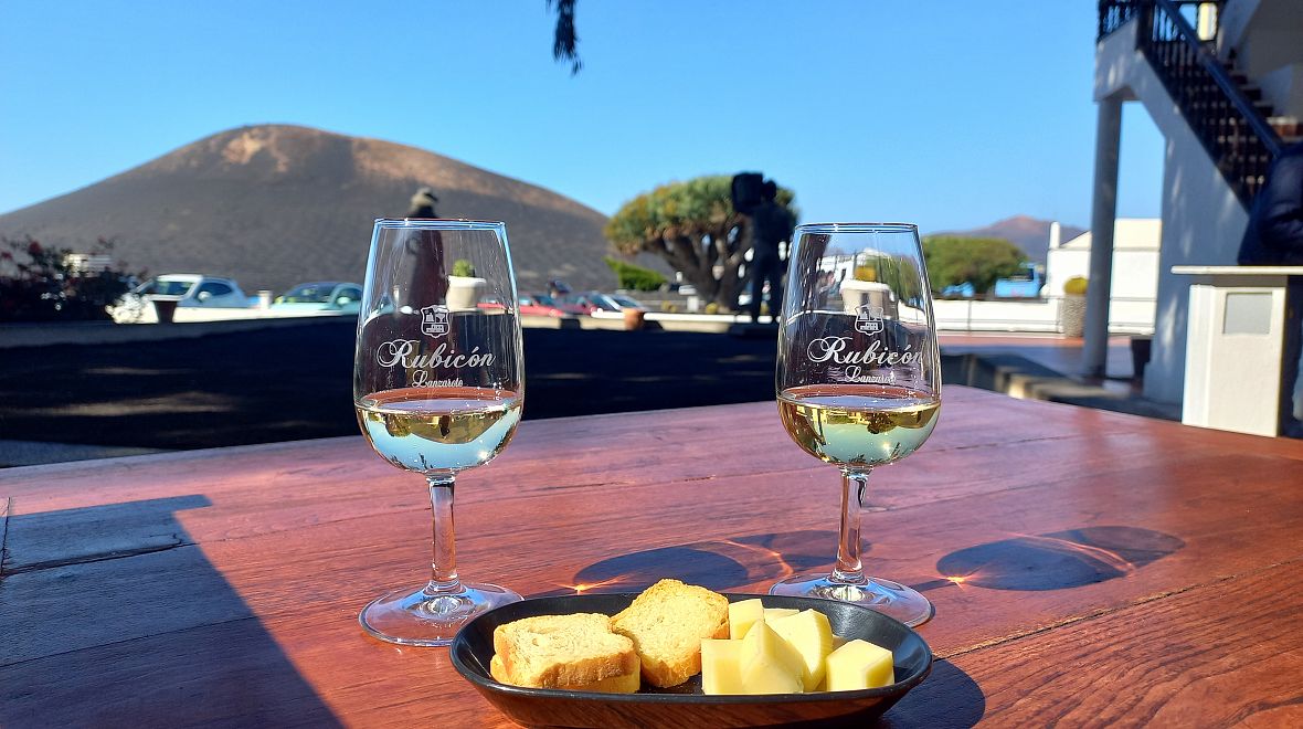 Na své si tu přijdou i milovníci vína. Další téměř povinnou zastávkou na Lanzarote je oblast La Geria v srdci ostrova, kde se netradičním způsobem pěstuje místní vyhlášené víno Malvasía.