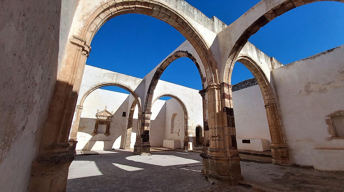 Romantické ruiny kláštera najdete v bývalém hlavním městě Betancuria.