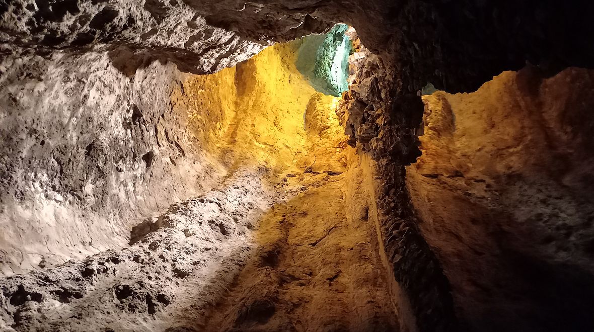 Jeskyně Cuevas de los Verdes v severní části Lanzarote uchvátí svou krásou i zajímavým „akustickým pokusem“, který vám ale nesmím prozradit.