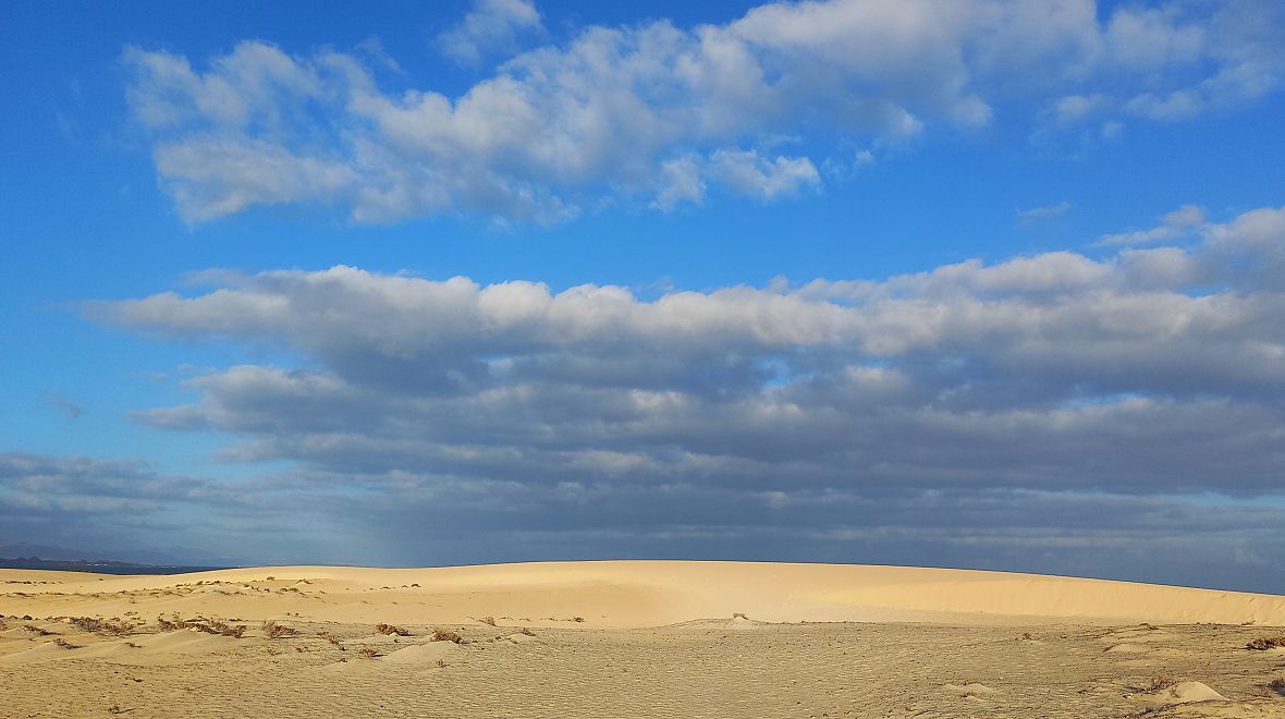 Písek všude, kam se podíváš aneb zdejší slavné duny „Dunas de Corralejo“.