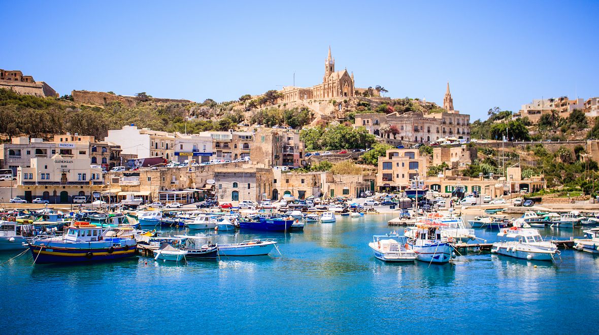 Ostrov Gozo je o poznání zelenější a klidnější než hlavní ostrov, přesto to tady žije.