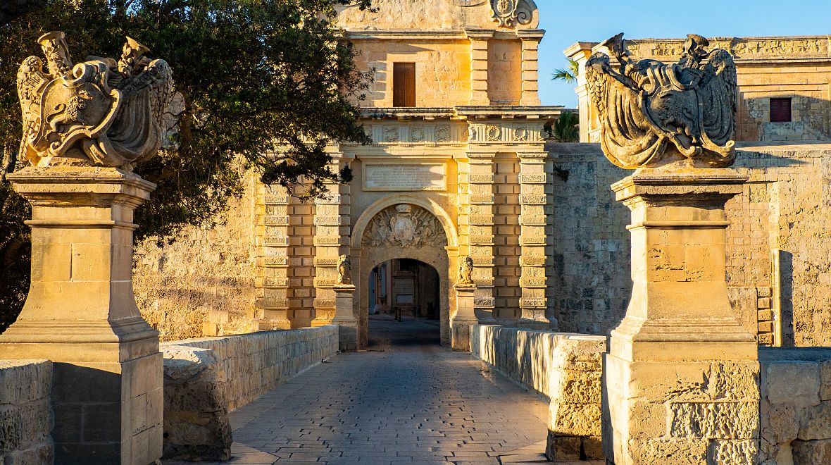Barokní brána Mdina Gate patří k místům, kde je téměř povinností se při návštěvě města vyfotit.