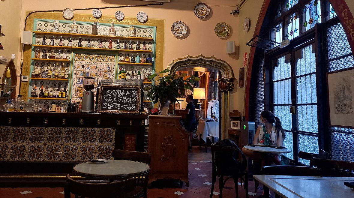 Nostalgický nádech starých časů, modernistický interiér, decentní hudba, nejrůznější vůně a nejlepší Crema catalana na světě! To je kavárna Els Quatre Gats (U Čtyř koček).