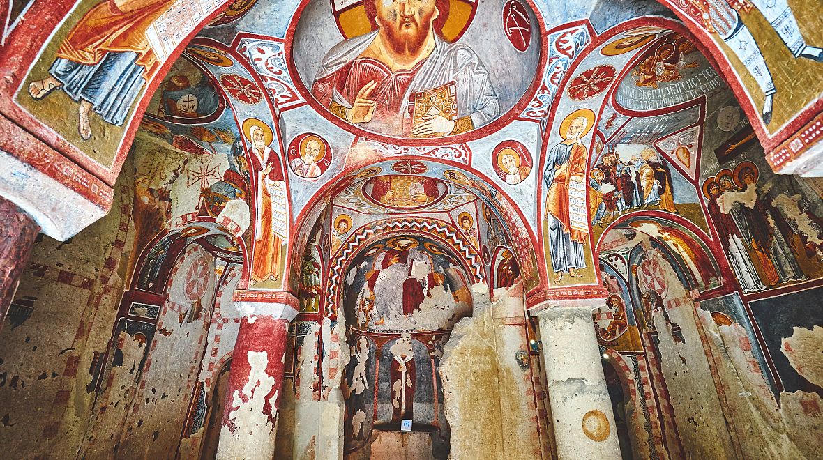 Náboženské malby kostelům, často vysekaným do skal, dodávají na atmosféře.