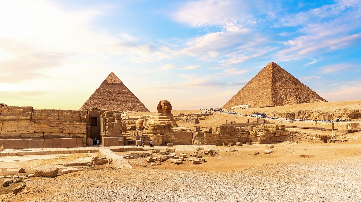 Cheopsova pyramida a slavná Sfinga v Gíze