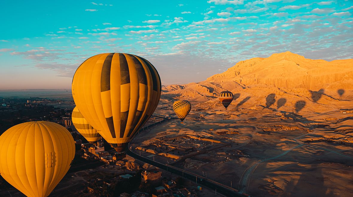 Let balónem v záři slunečních paprsků je velkým zážitkem.
