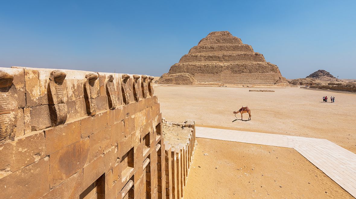 Pyramida postavená pro faraona Džosera stojí v Sakkáře.