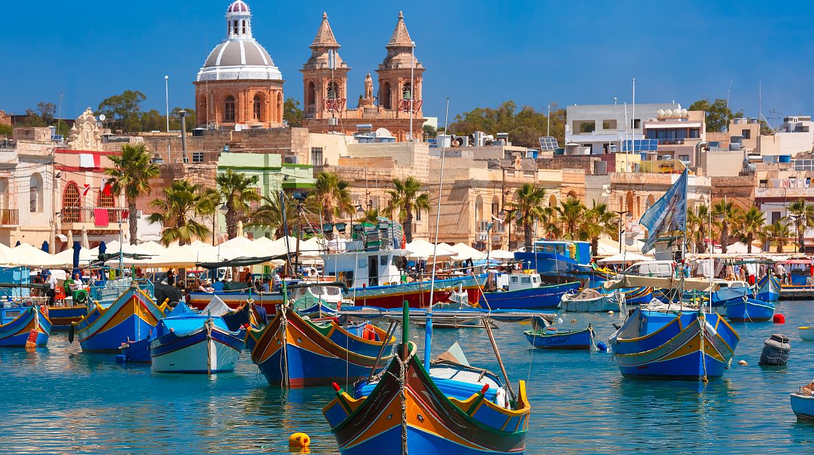 Rybářská vesnička Marsaxlokk se pyšní pestrobarevnými loďkami a příjemnou atmosférou.