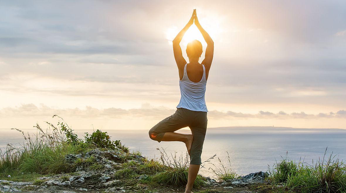 Zacvičte si jógu při západu či východu slunce.