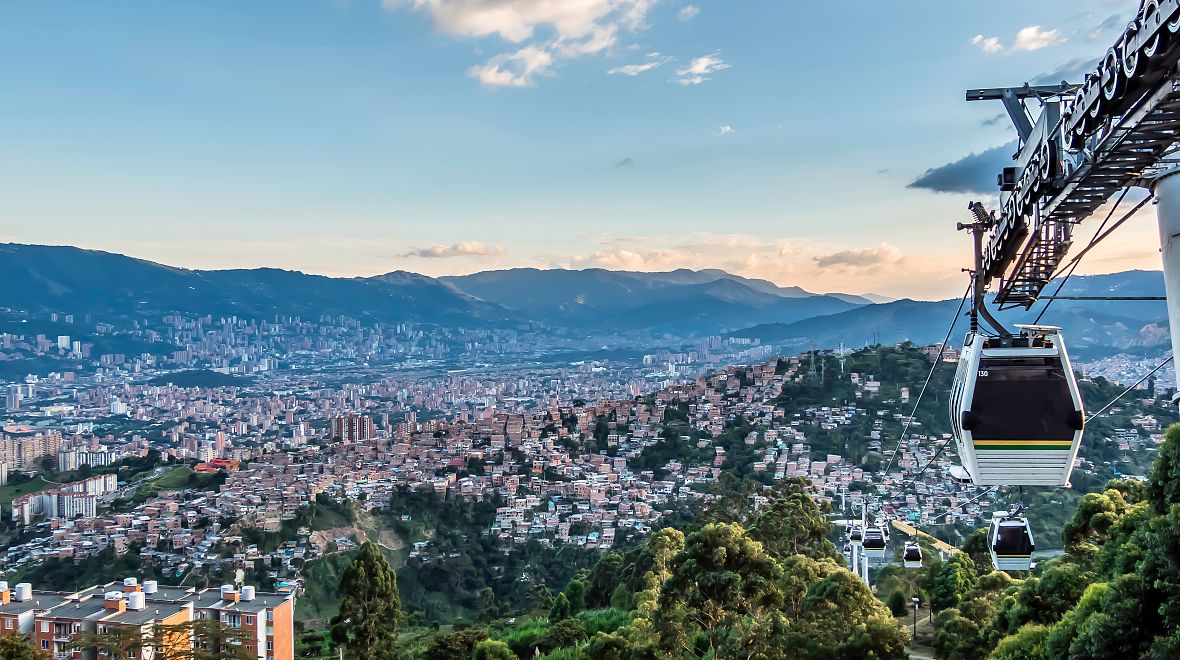 Panorama Medellínu od stanice metra Cable