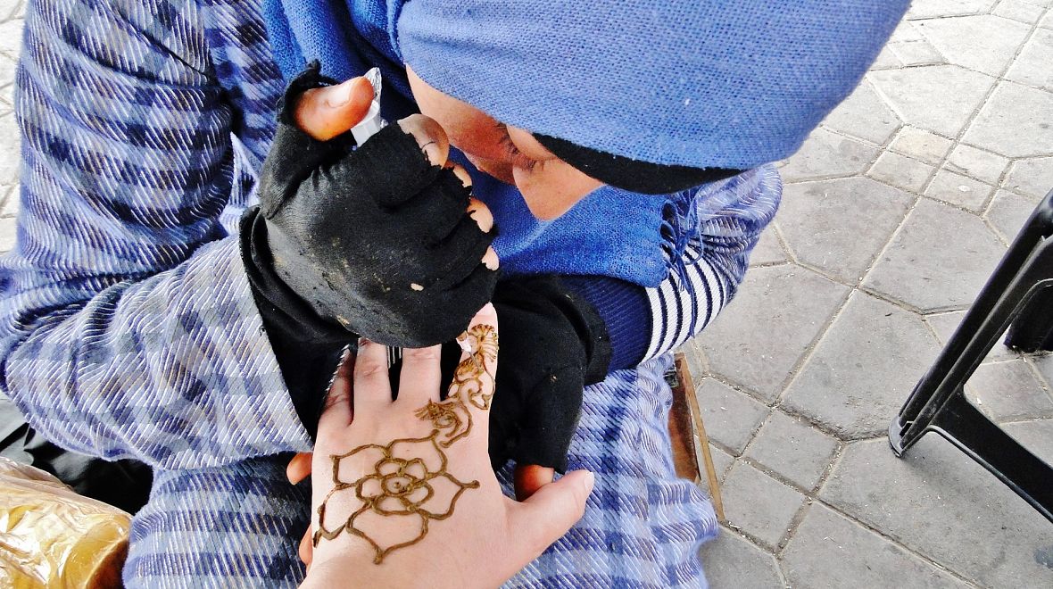 Průvodkyně Katarína Maruškinová zachytila tradiční zdobení henou