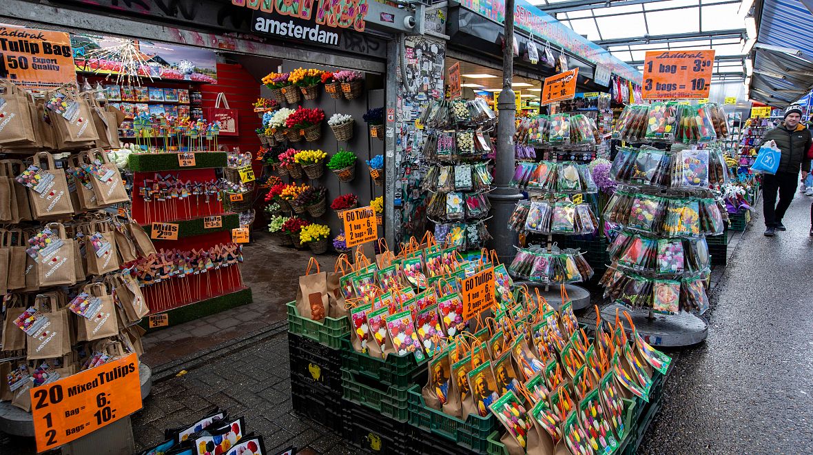 Proslulý květinový trh v Amstrdamu