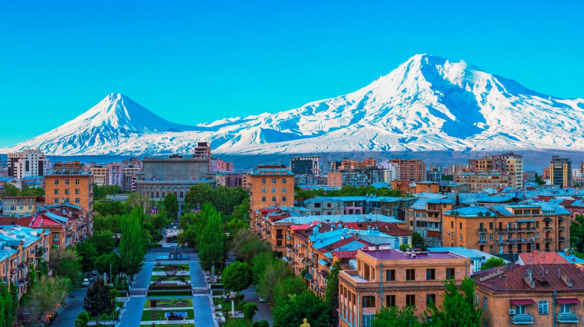 V Jerevanu jsou vysoké budovy, aby bylo na horu dobře vidět