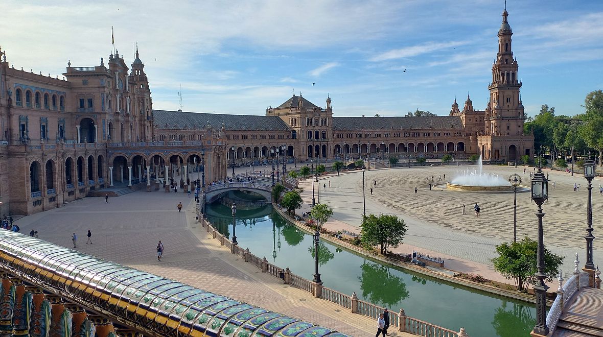 Monumentální Španělské náměstí může sloužit jako bombastická reklama na místní kachlíky azulejos