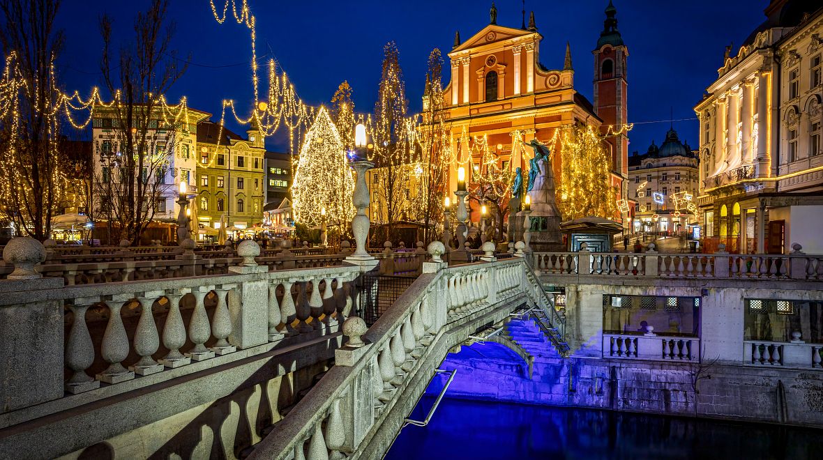 Typickými mosty vás přivítá adventní Lublaň