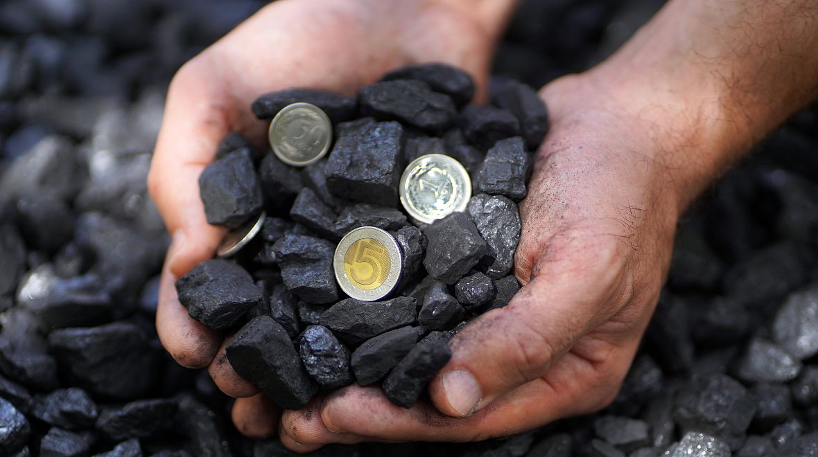 Irové rozmísťují uhlí v domě, aby byl nový rok úspěšný a plný bohatství a hojnosti
