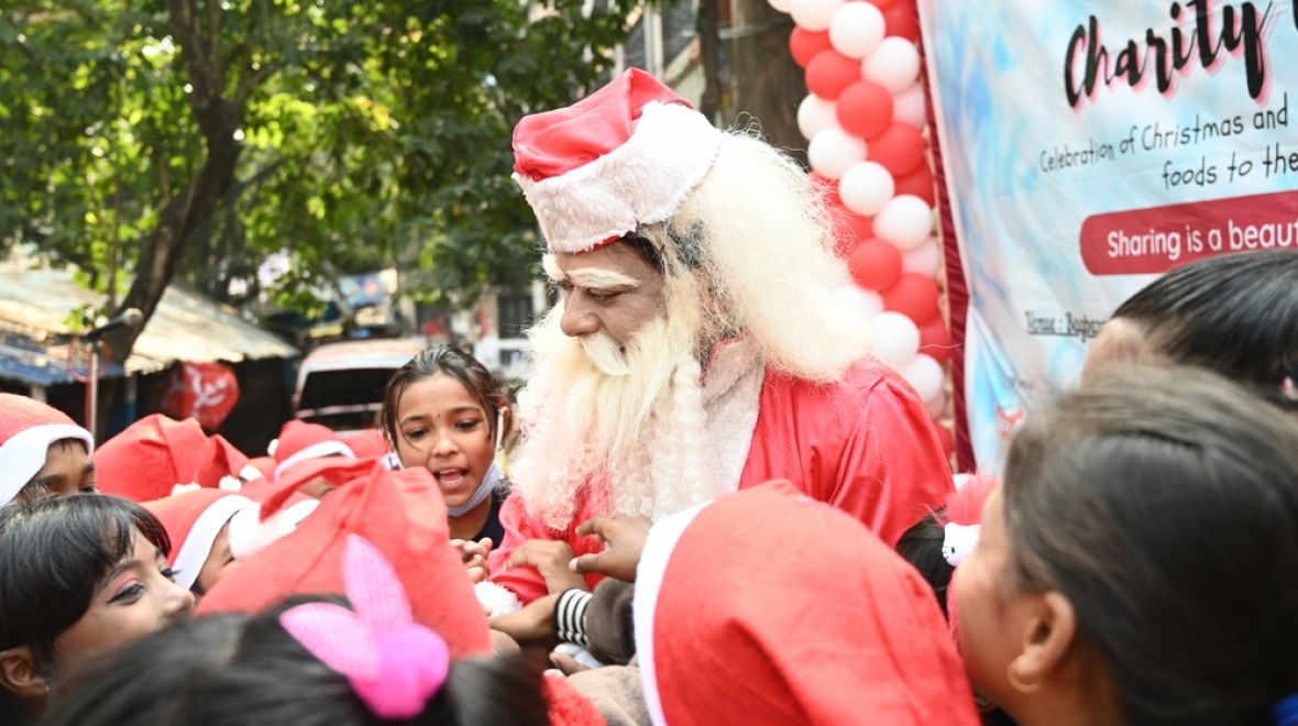 Dárky dětem nosí Santa Claus
