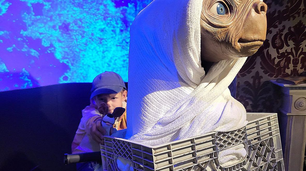 Oblíbenou scénu z filmu E. T. – Mimozemšťan si můžete sami vyzkoušet