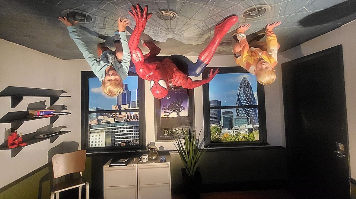 Se Spider-Manem vyzkoušíte, jaké to je, chodit po stropě