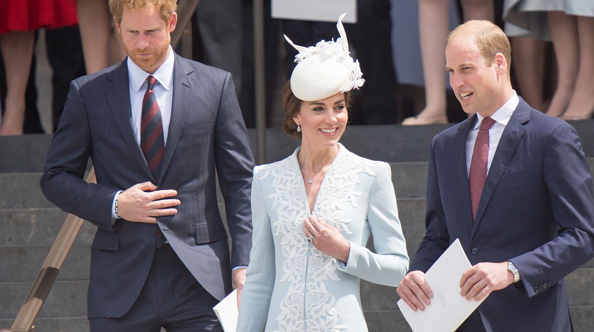 Princové Harry a William s manželkou Kate