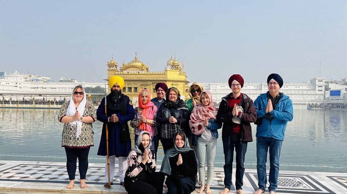 Zlatý chrám v Amritsaru a povinná fotografie s jeho strážci