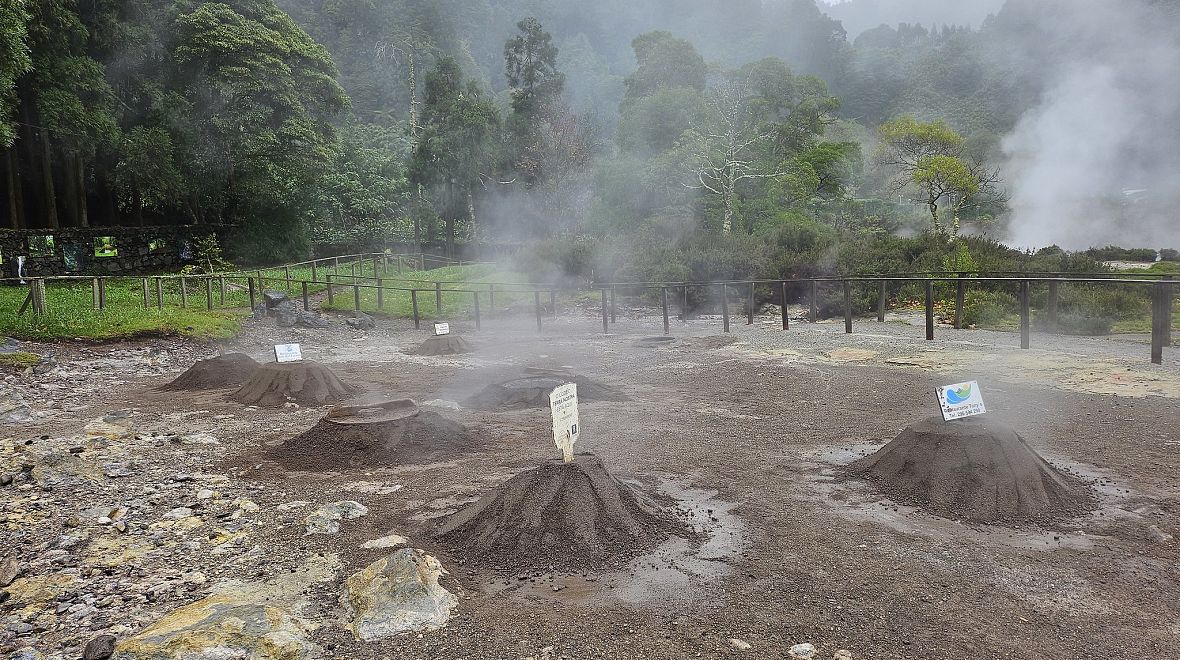 Cozido das Furnas – guláš, který se zakopává do země a nechává se pomalu uvařit pomocí geotermální energie
