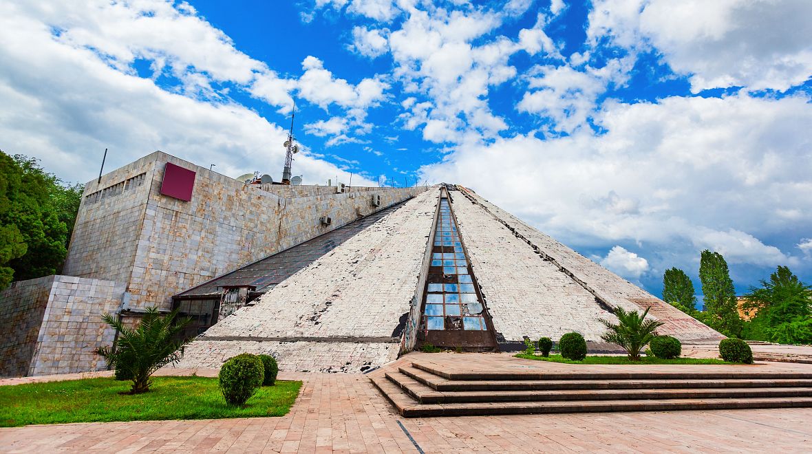 Největším architektonickým tahákem je Pyramida